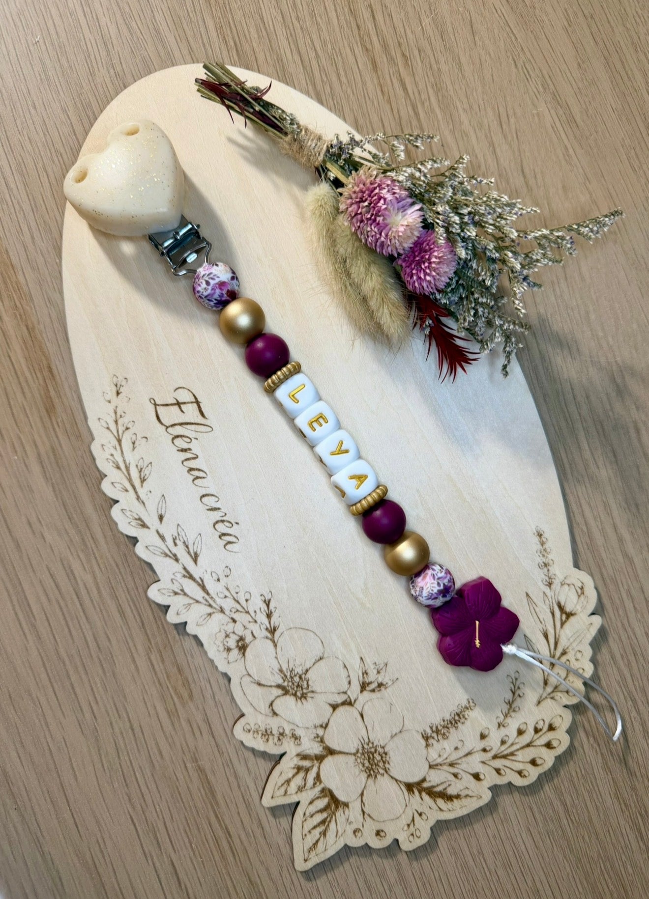 Attache tétine fleur d’hibiscus bordeaux